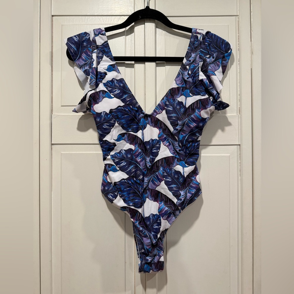 One piece thong back size medium NWOT‎